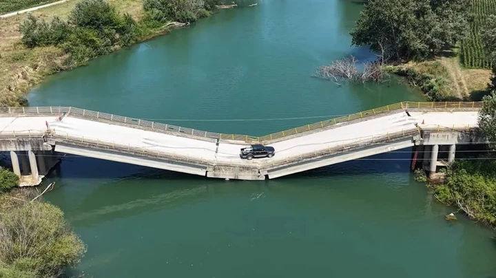 Il ponte è inagibile dal 2023, ma viene ancora percorso ogni giorno dagli automobilisti
