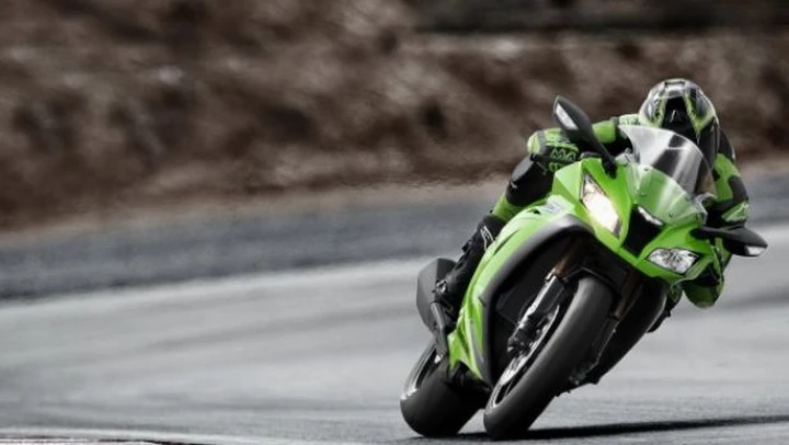 Kawasaki ZX-10R 2011: si ipotizza problema di natura meccanica nella versione americana, consegne slittate in Europa