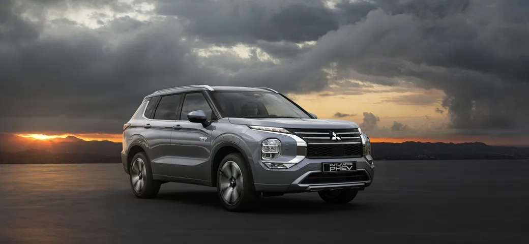 Nuovo Mitsubishi Outlander PHEV: potenza ibrida e design elegante