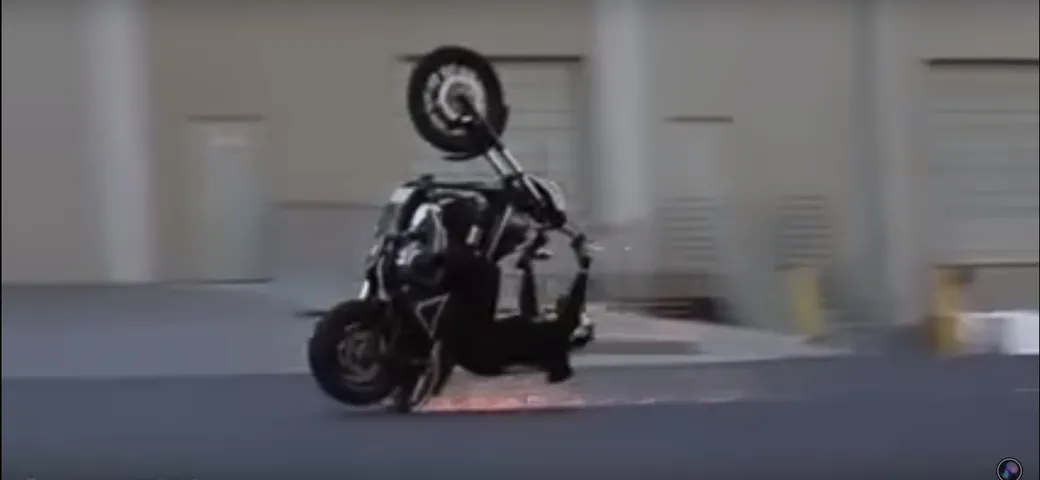 Impenna al contrario con la moto e cade [Video]