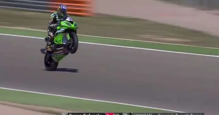 Sofuoglu celebra la pole con un'impennata da funambolo! [Video]