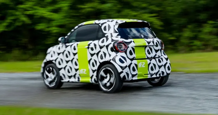 Smart #2, ecco le nuove foto dei test: la city car elettrica prende forma