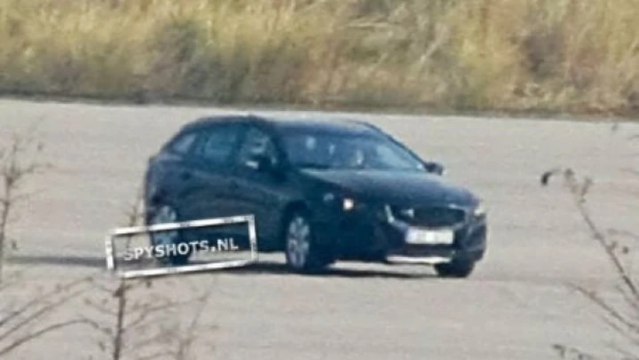 Volvo V60: le prime foto spia