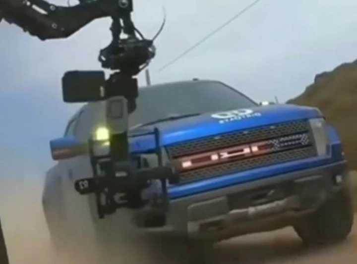 Le riprese dinamiche alla Ford F-150 Raptor finiscono male... [Video]
