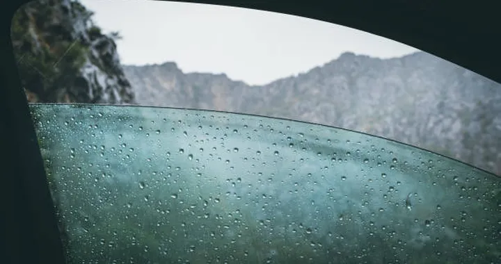 Fra gli inconvenienti di lasciare un finestrino aperto c'è anche la multa