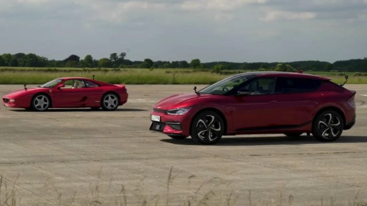 Ferrari F355 vs Kia EV6 GT-Line: drag race irrituale [Video]