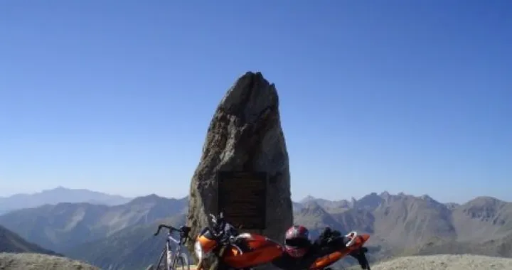 Foto del giorno: con la Hornet sul Col de la Bonette