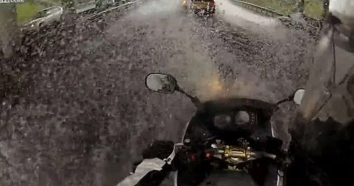 Un bike-wash 'a sorpresa' per una Kawasaki [video]