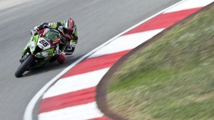 SBK, Magny Cours: Tom Sykes straccia ogni record e firma la sua nona Superpole. Melandri 4°, Biaggi 10°.