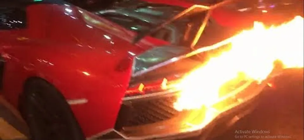 Lamborghini Aventador elaborata va a fuoco in Vietnam