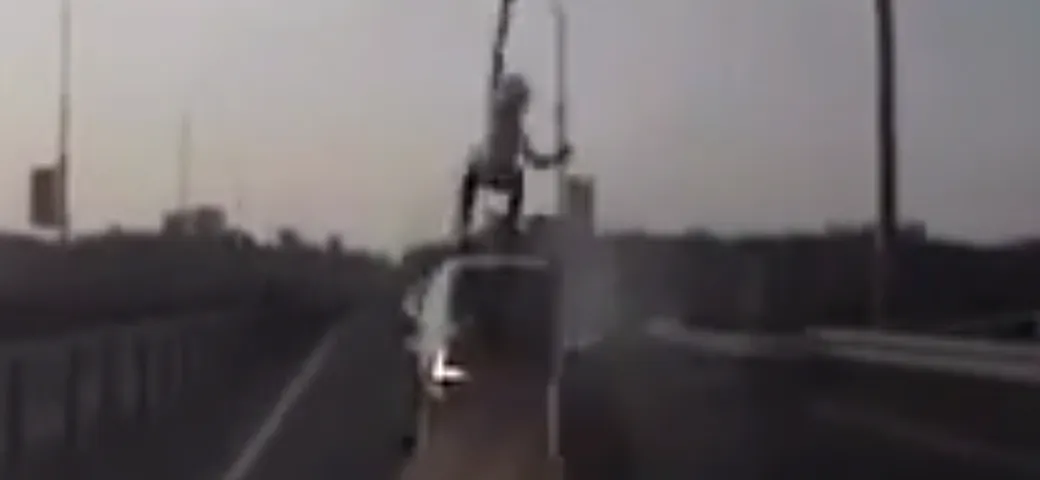 Video Epic Win: atterra sul tetto di un'auto dopo averla tamponata in moto