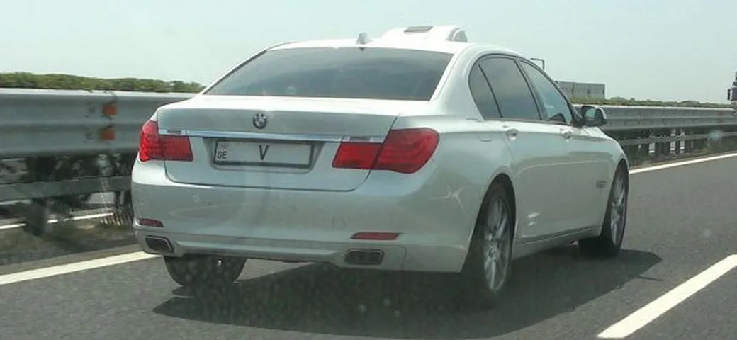 Foto del giorno: la BMW Serie 7 targata V