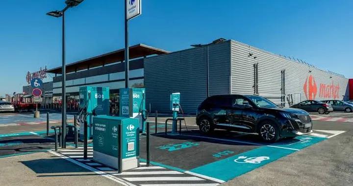 Carrefour in Belgio vieta le auto elettriche in 18 parcheggi: ecco perché
