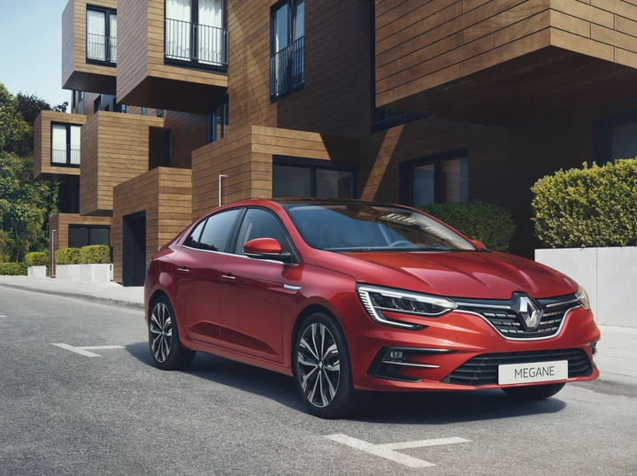 Renault Mégane: si aggiorna anche la berlina a tre volumi