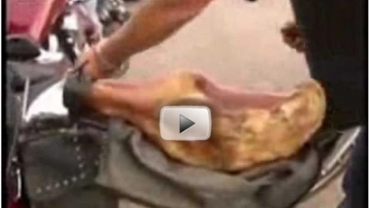 Video: il motociclista salumiere