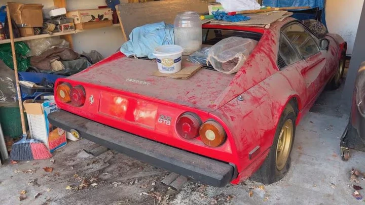 Tornano a risplendere due Ferrari 308 GTB chiuse in garage da 30 anni
