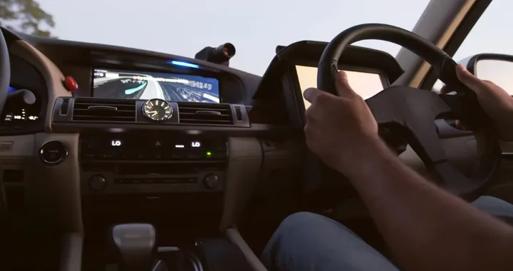 Guida autonoma, Toyota sperimenta il Guardian e lo Chauffeur con due volanti