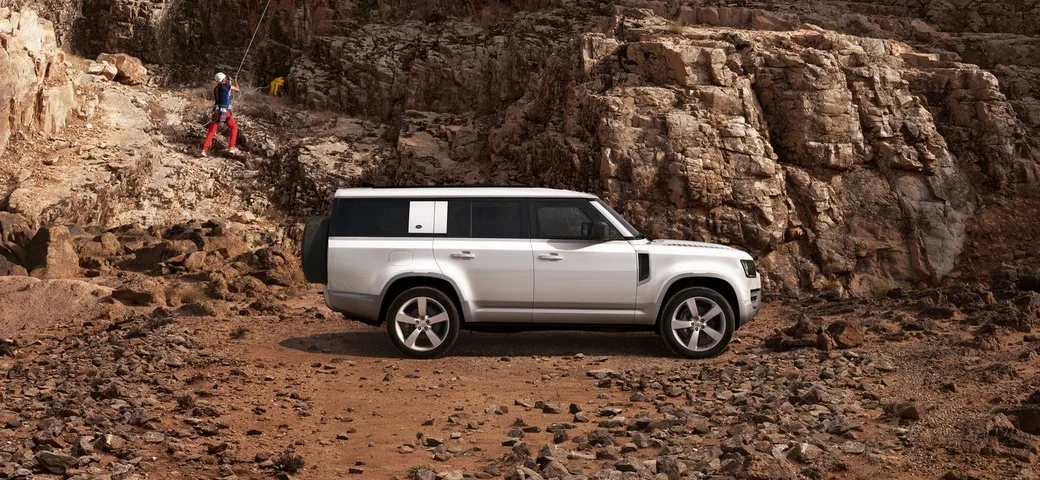 Land Rover Defender 130 8 posti: dimensioni, interni, prezzo
