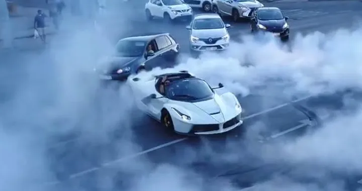 LaFerrari: burnout in strada alla Gumball 3000