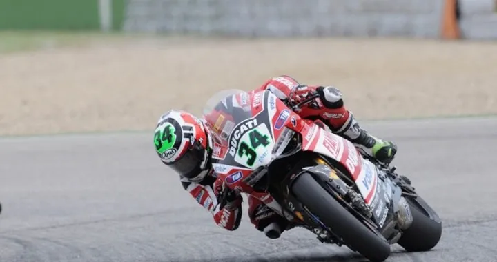 Foto del giorno: sequenza caduta Davide Giugliano ad Imola
