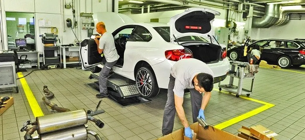 BMW M235i: il montaggio del kit BMW M Performance in officina
