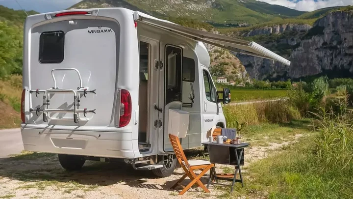 Il camper italiano più corto di una Rolls-Royce Ghost: ha tutto, ma costa 115.000 euro