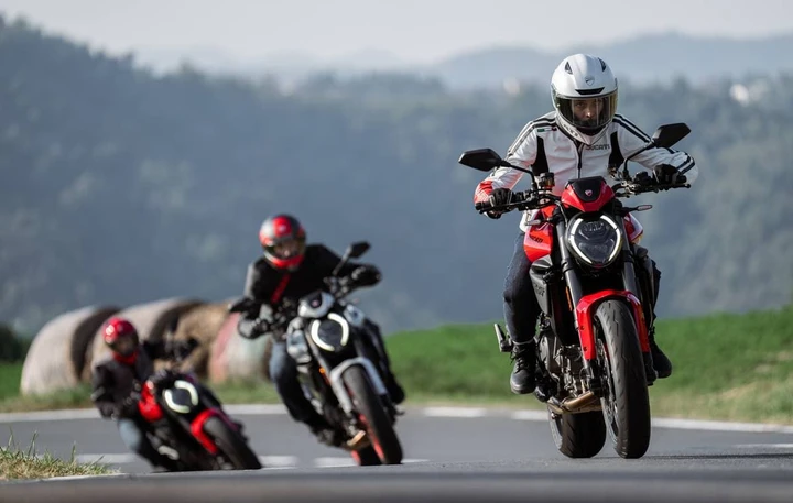 Ducati Monster 2026, più leggera e potente con motore 890 V2
