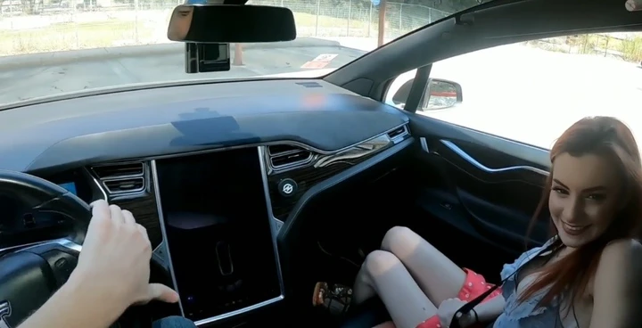 Tesla: sesso a bordo mentre guida l'Autopilot