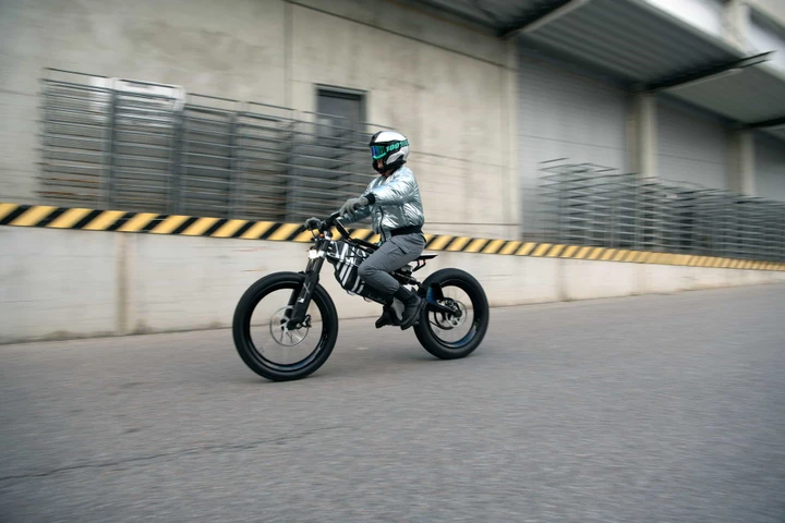 BMW Motorrad Vision AMBY: il concept anticipa la nuova visione della mobilità urbana