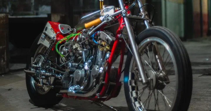 Warthog: la Harley Ironhead custom che conquista Bali e il Custom War 2025