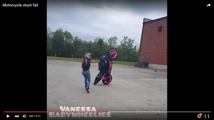 Moto sfugge al controllo della sua acrobata [Video]