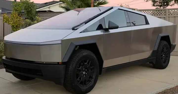 Vende Tesla Cybertruck perché non riesce a parcheggiarlo: l'assurda vicenda