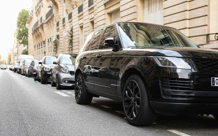 Parigi triplica le tariffe dei parcheggi per i SUV