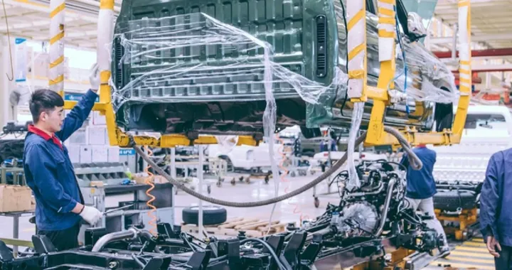 Cina, boom auto nei primi 8 mesi 2025: produzione e vendite trainate dall’elettrico