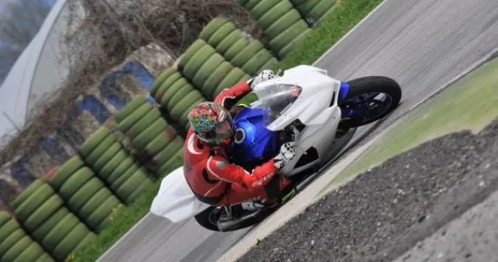 Scatto in Corsa: Suzuki GSX-R 600 K8 al circuito del sele