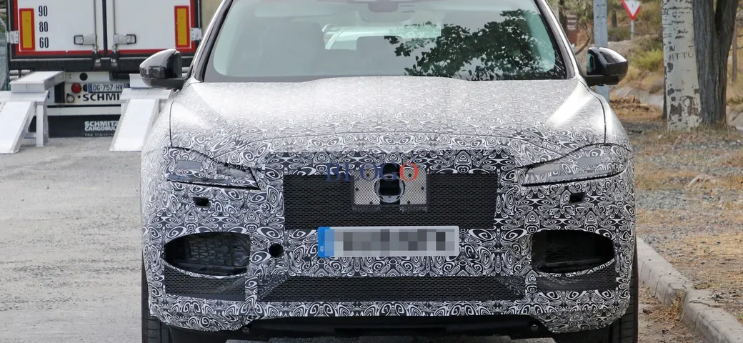 Jaguar F-Pace: prime foto spia della versione restyling