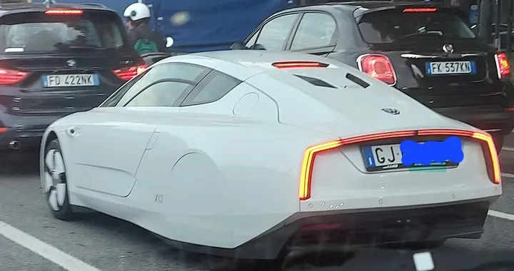 Più rara di una Ferrari Enzo, l'ibrida da 1 litro ogni 100 km