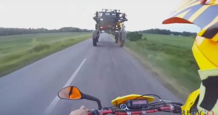Sorpasso in moto davvero insolito [Video]