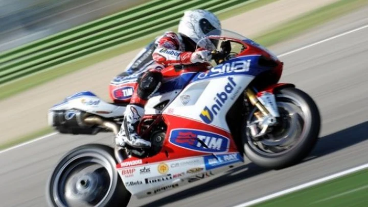 SBK, Imola: Checa a suon di giri veloci, Giugliano in difficoltà