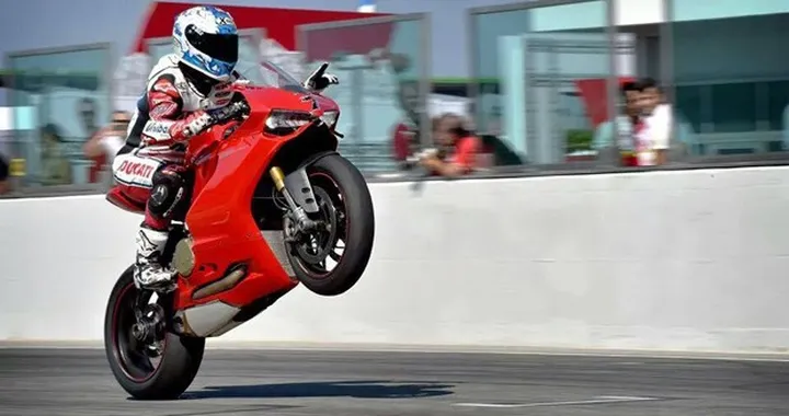 Checa: "Kawasaki favorita nel 2015. Non tornerò a correre"