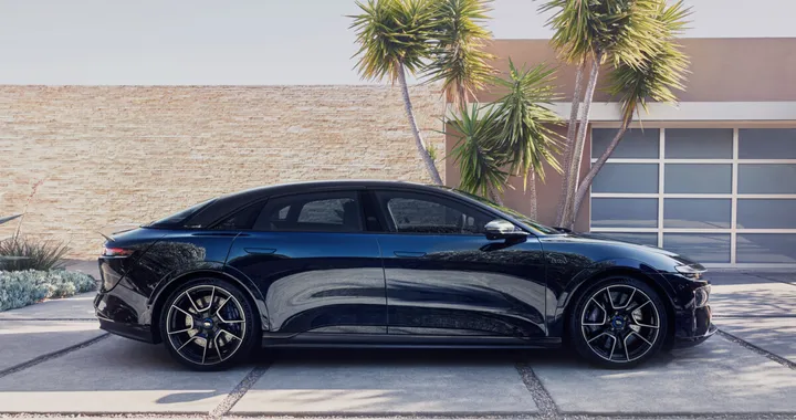 Questa elettrica arriva a 960 km di autonomia: sfida aperte alle tedesche