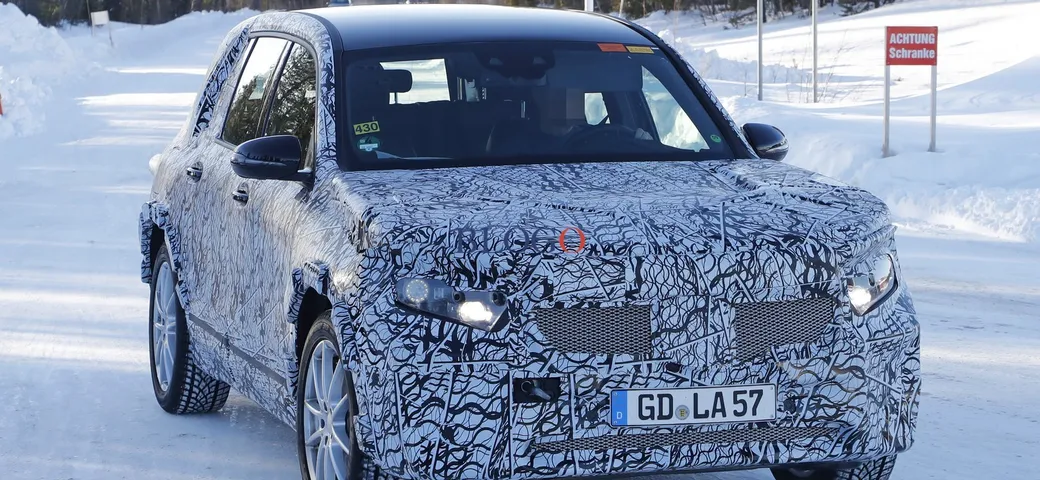 Mercedes EQB: foto spia sulla neve