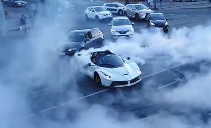 LaFerrari: burnout in strada alla Gumball 3000