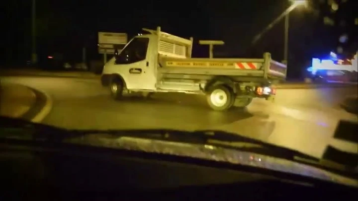 Video: Drift in rotonda con il camion