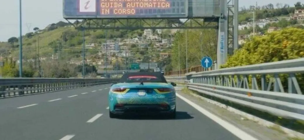Una Maserati che guida da sola sulla Tangenziale di Napoli: che succede