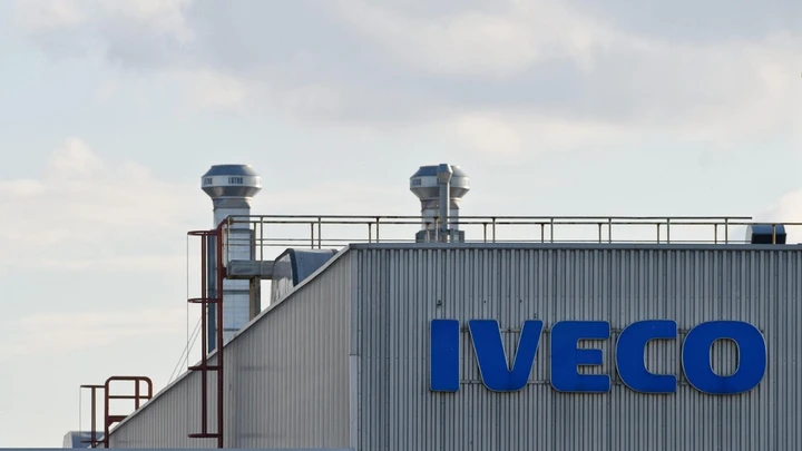 Exor valuta la cessione di Iveco: Tata in pole, sindacati in allarme