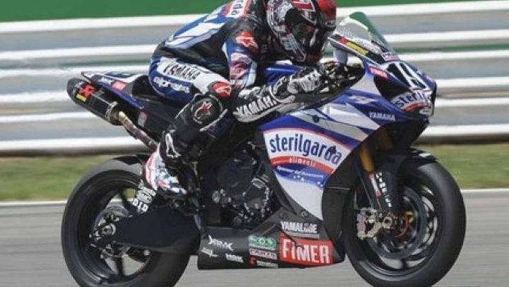 WSBK: Spies in Superole a Brno, Fabrizio e Biaggi negli scarichi dell'americano