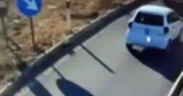 Panico in autostrada, due microcar contromano: sfiorata la tragedia