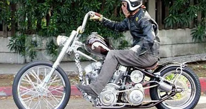 Brad Pitt e la sua nuova moto