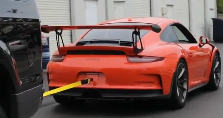 Porsche 911 GT3 RS al tiro alla fune con un SUV [Video]